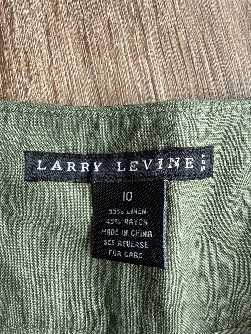 💥Larry Levine Beaded Linen Blend Capris💥 - Picture 2 of 5